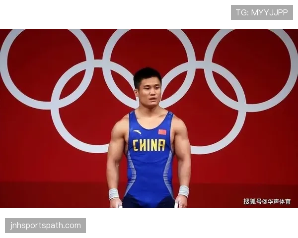吕小军戴着那块名表跟菜市场大妈扯家常，反差感强得要命